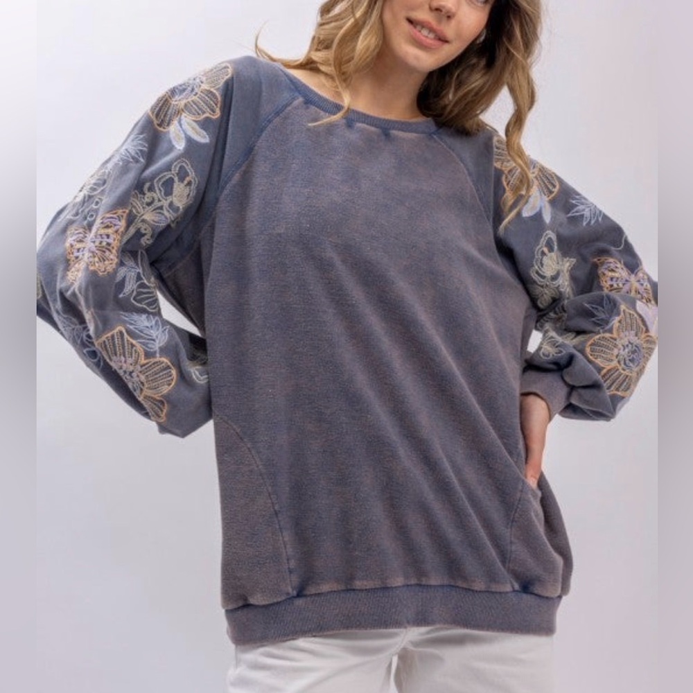 BlueVelvet embroidered pull over
